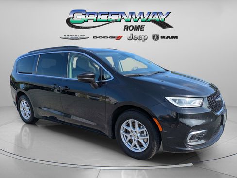 Used 2022 Chrysler Pacifica Touring-L FWD image 2