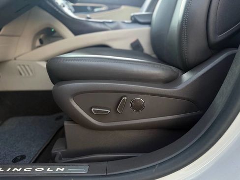 Used 2019 Lincoln Nautilus Select image 21