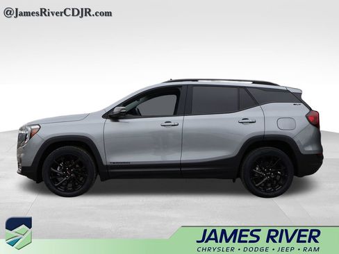 Used 2023 GMC Terrain SLT w/ Infotainment Package II image 2