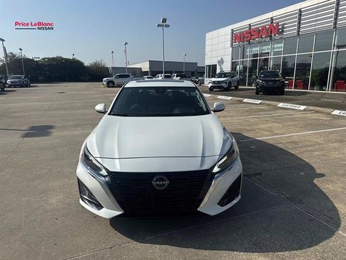 Used 2024 Nissan Altima 2.5 SV w/ SV Premium Package AWD/4WD image 2