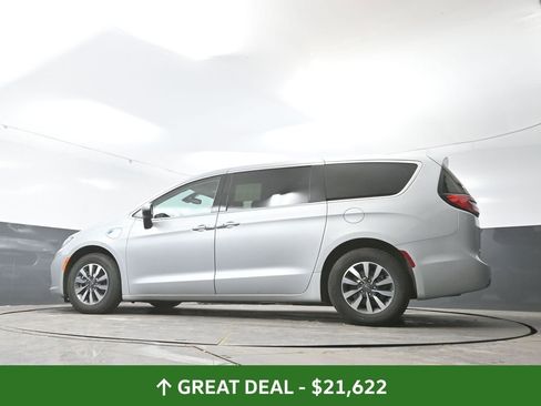 Used 2023 Chrysler Pacifica Touring-L FWD image 30