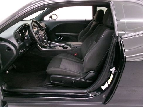 Used 2016 Dodge Challenger SXT RWD image 11