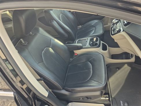 Used 2020 Chrysler Pacifica Limited image 18