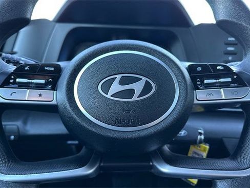 Certified 2025 Hyundai Elantra SE image 22