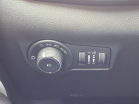 Certified 2025 Jeep Compass Limited image 17