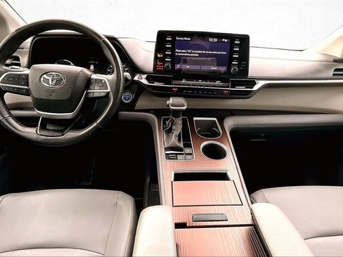 Certified 2024 Toyota Sienna XLE image 8