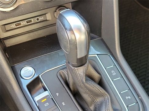 Used 2020 Volkswagen Tiguan SE R-Line image 30