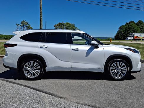 Used 2024 Toyota Highlander Platinum AWD/4WD image 7