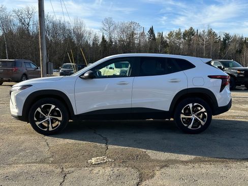 Used 2024 Chevrolet Trax RS w/ Sunroof Package FWD image 6