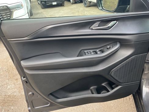 New 2025 Jeep Grand Cherokee Altitude image 18