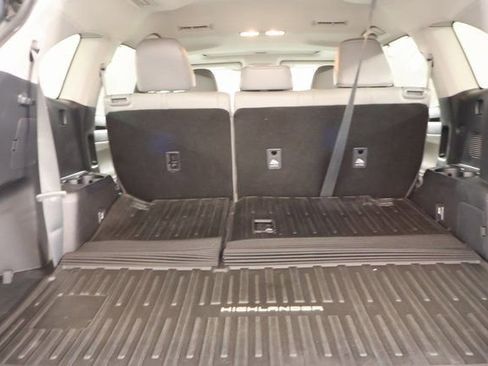 Used 2023 Toyota Highlander XLE AWD/4WD image 28