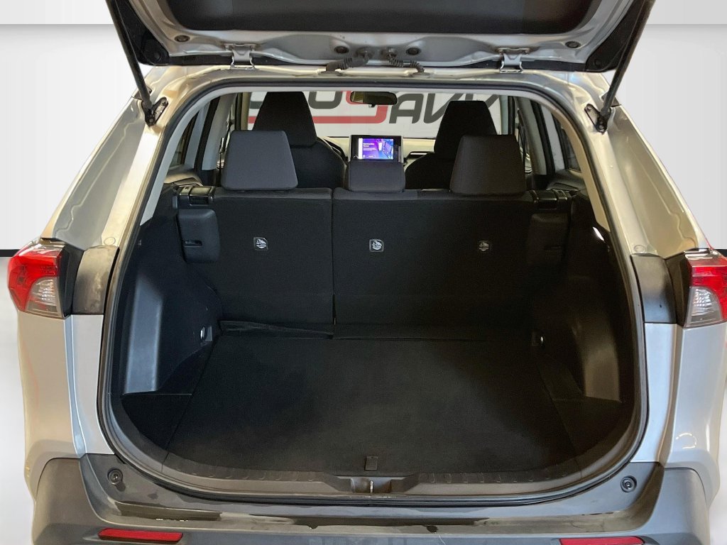 Used 2024 Toyota RAV4 XLE AWD/4WD image 25