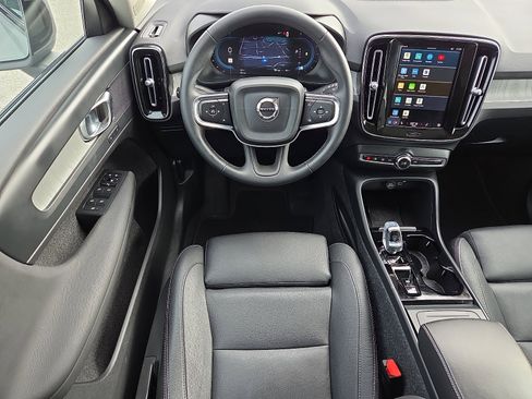 Used 2025 Volvo XC40 B5 Plus image 11