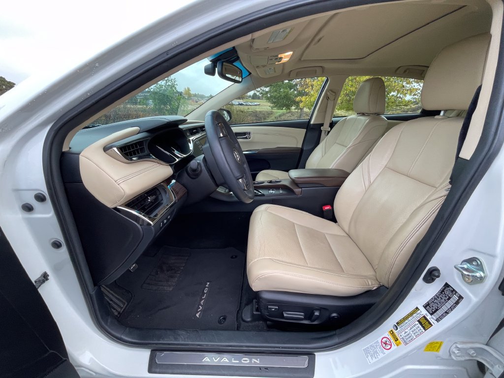 Used 2014 Toyota Avalon Limited w/ Technology Package FWD image 3