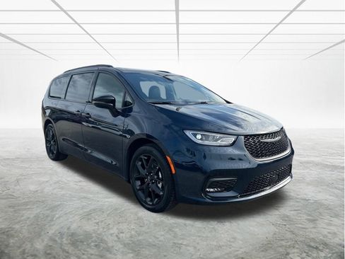 New 2025 Chrysler Pacifica Limited image 2