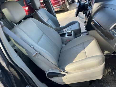 Used 2016 Chrysler Town & Country Touring image 21