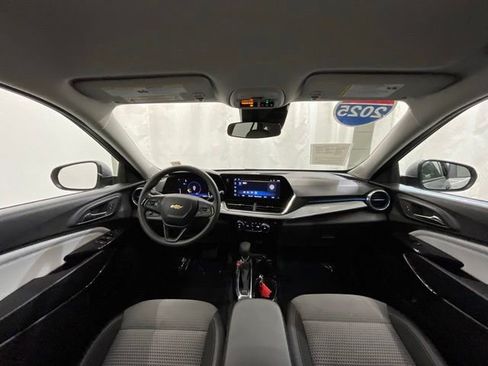 Used 2025 Chevrolet Trax LT FWD image 16