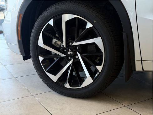 Used 2025 Mitsubishi Outlander 4WD Plug-In Hybrid image 8