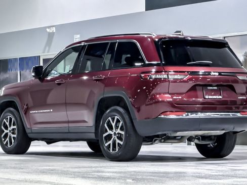 Used 2024 Jeep Grand Cherokee Limited AWD/4WD image 3