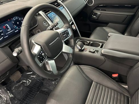 Used 2025 Land Rover Discovery S image 5