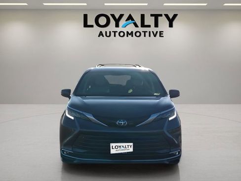 Used 2025 Toyota Sienna Limited image 8