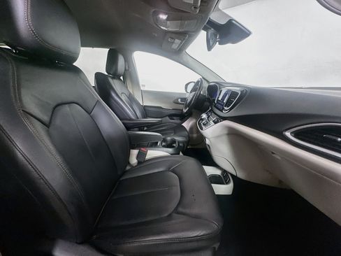 Used 2019 Chrysler Pacifica Touring-L w/ Advanced Safetytec Group FWD image 32