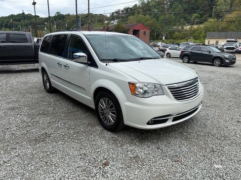 Used 2013 Chrysler Town & Country Touring-L w/ Entertainment Group #2 image 5