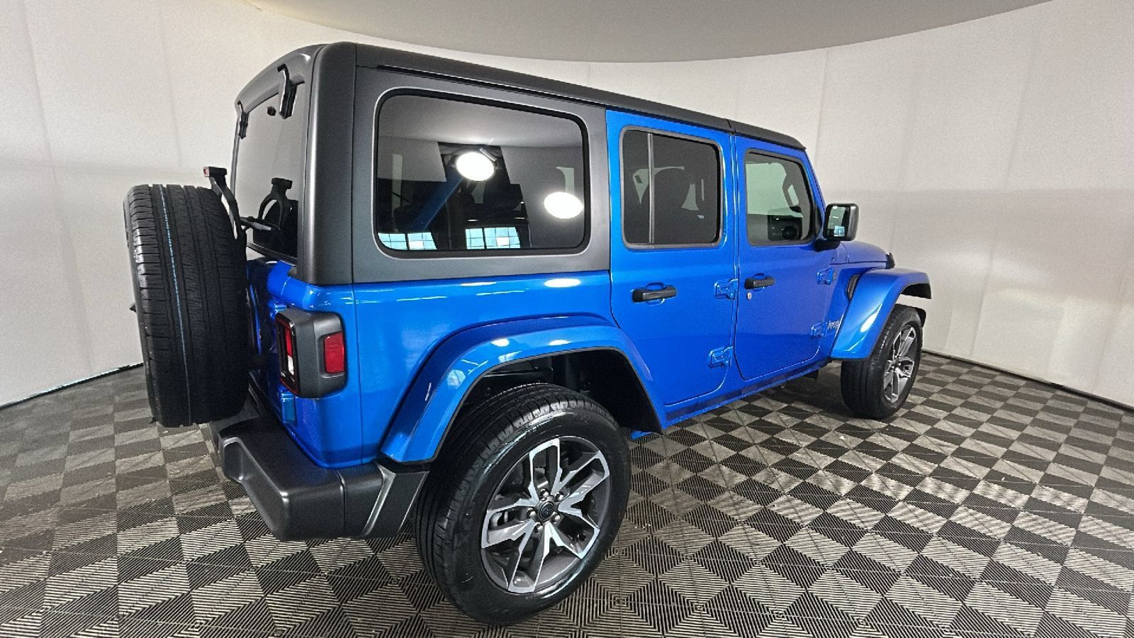 Used 2024 Jeep Wrangler Unlimited w/ Convenience Group AWD/4WD image 3