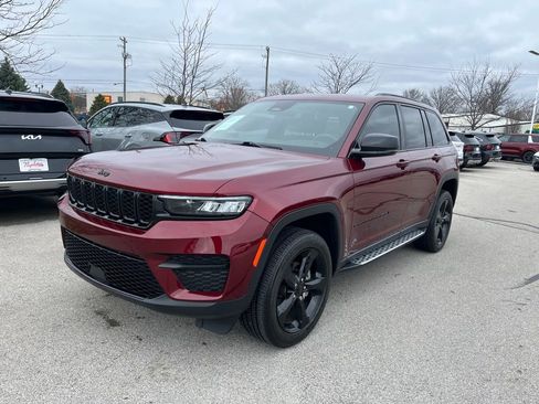 Used 2023 Jeep Grand Cherokee Altitude image 3