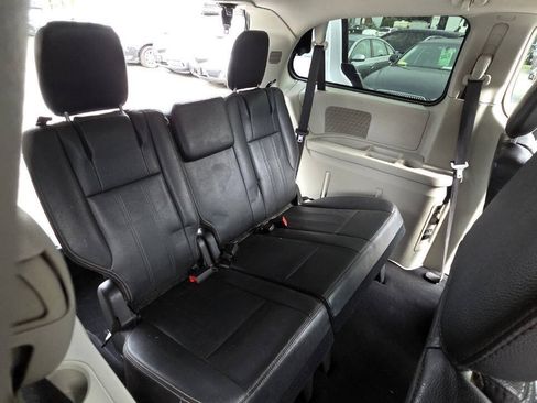 Used 2016 Chrysler Town & Country Touring FWD image 39