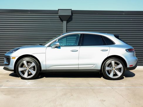Certified 2025 Porsche Macan image 2