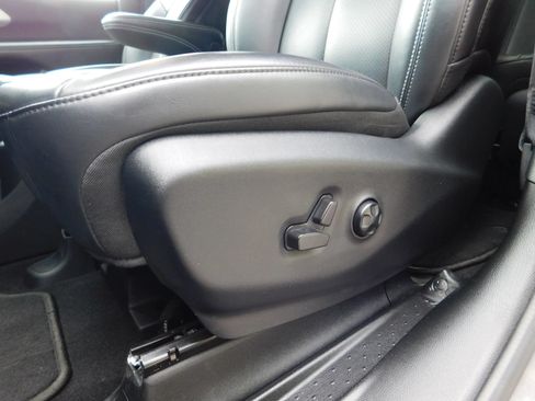 Used 2023 Chrysler Pacifica Touring-L w/ Uconnect Theater Family Group FWD image 19