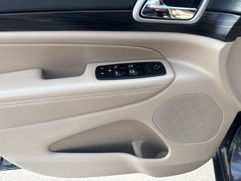 Used 2019 Jeep Grand Cherokee Laredo AWD/4WD image 10