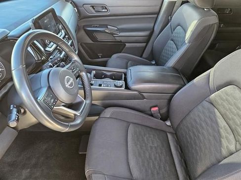Used 2024 Nissan Pathfinder SV image 10