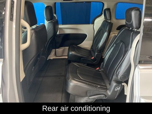 Used 2024 Chrysler Pacifica Touring-L FWD image 10