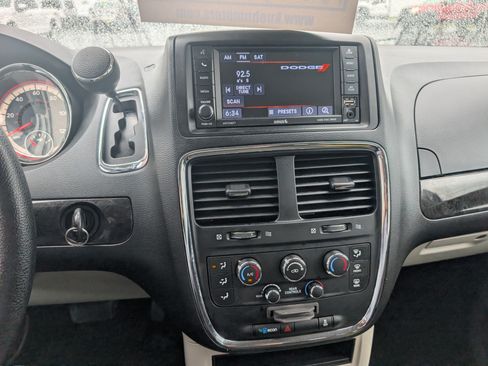 Used 2018 Dodge Grand Caravan SE w/ UConnect Hands-Free Group FWD image 18