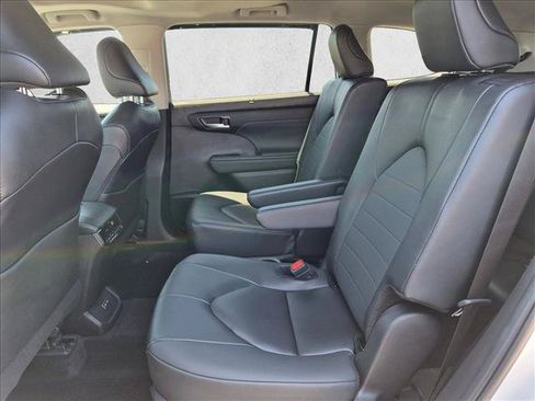 Used 2025 Toyota Highlander XLE FWD image 19