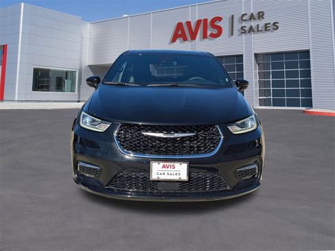 Used 2025 Chrysler Pacifica Select image 2