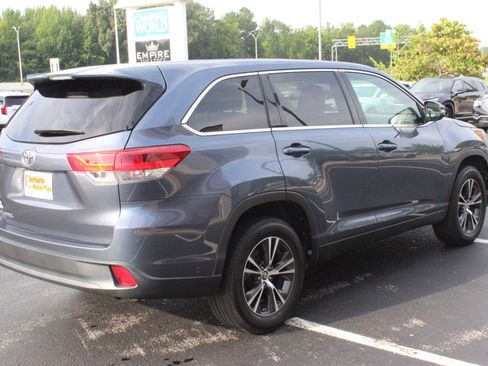 Used 2019 Toyota Highlander LE FWD image 6