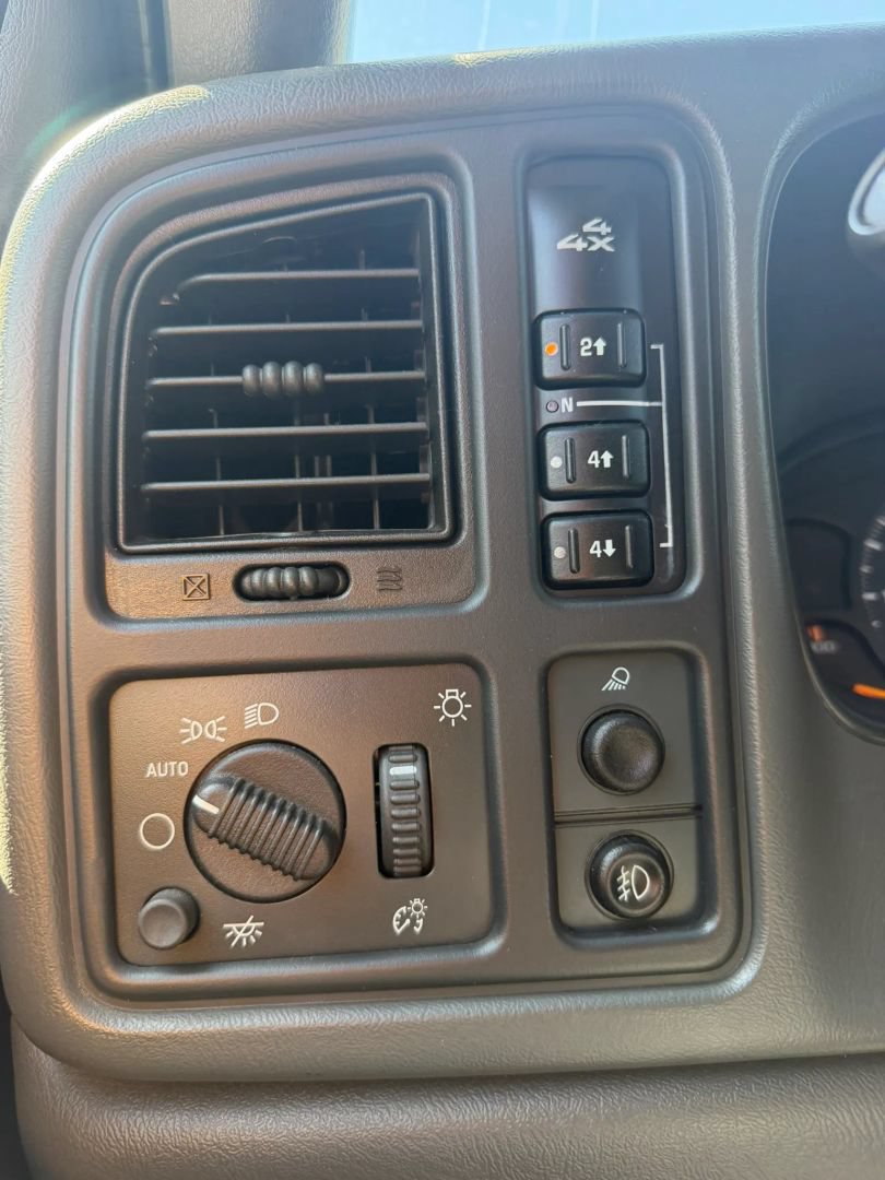 Used 2005 Chevrolet Silverado 2500 LT w/ Heavy-Duty Power Package AWD/4WD image 33
