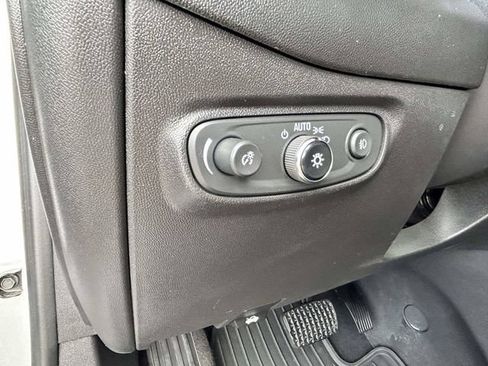 Used 2020 Chevrolet Equinox LT FWD image 16