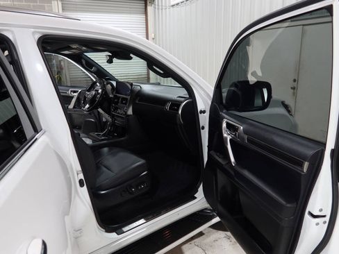 Used 2023 Lexus GX 460 Premium w/ Accessory Package AWD/4WD image 10
