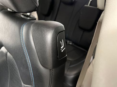 Used 2021 Chrysler Pacifica Touring-L FWD image 19