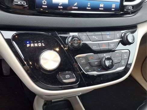 Used 2024 Chrysler Pacifica Touring-L FWD image 10