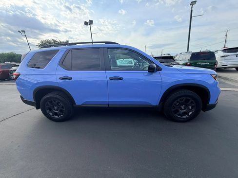 Used 2024 Honda Pilot TrailSport image 3