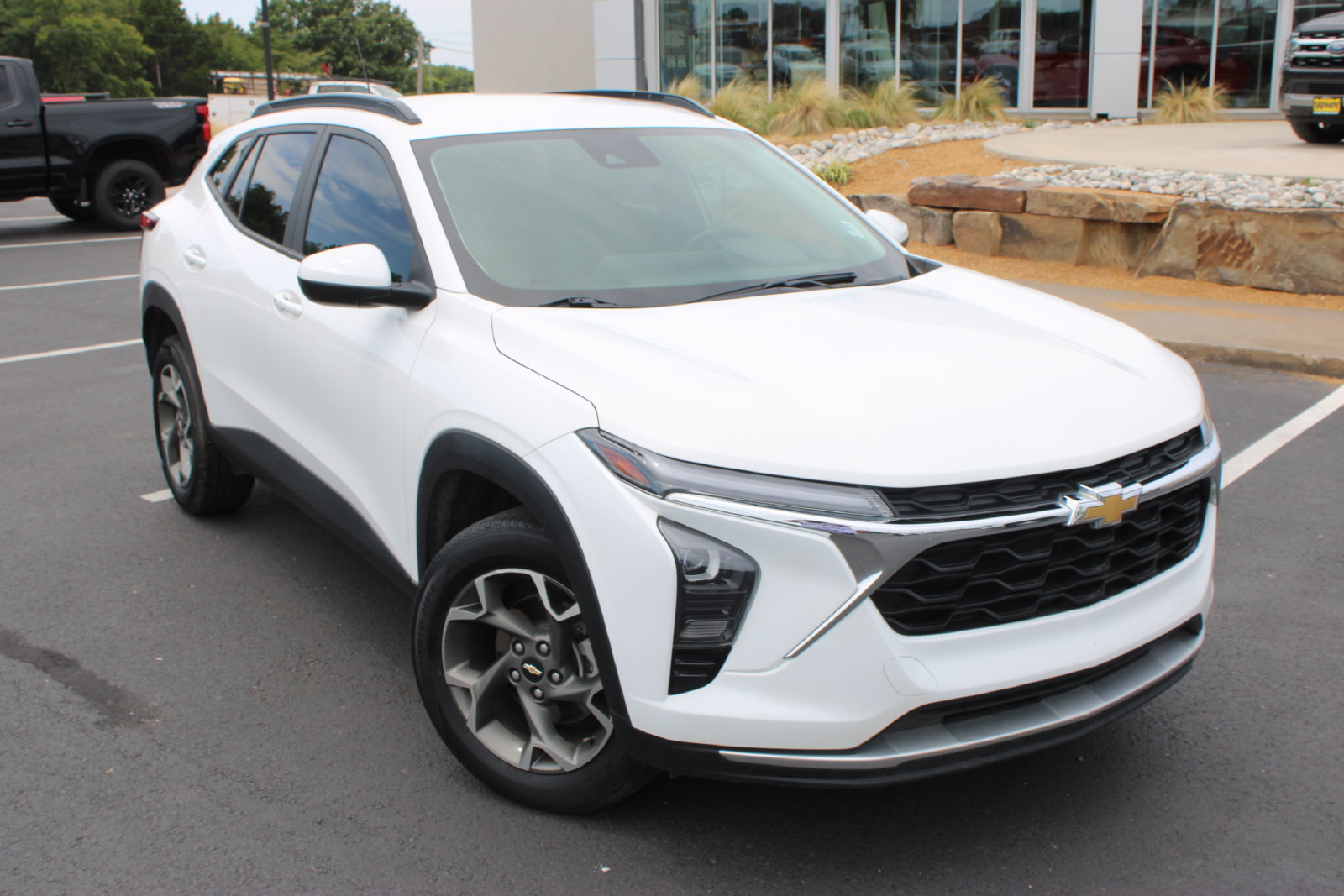 Used 2024 Chevrolet Trax LT w/ Driver Confidence Package FWD image 2