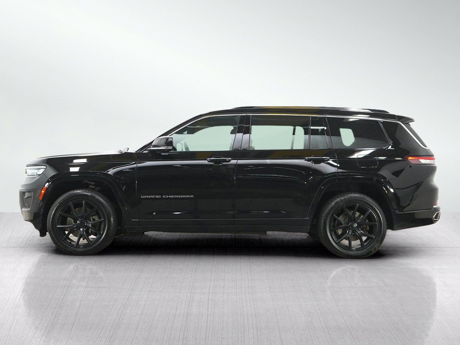 Used 2021 Jeep Grand Cherokee L Overland w/ Advanced Protech Group III AWD/4WD image 3