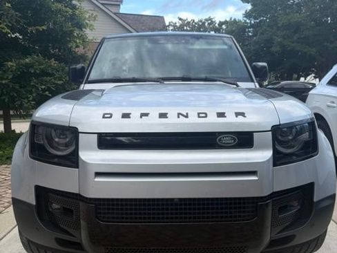 Used 2024 Land Rover Defender 110 SE AWD/4WD image 2