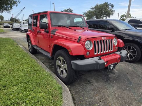 Used 2018 Jeep Wrangler Unlimited Sahara w/ Connectivity Group AWD/4WD image 2