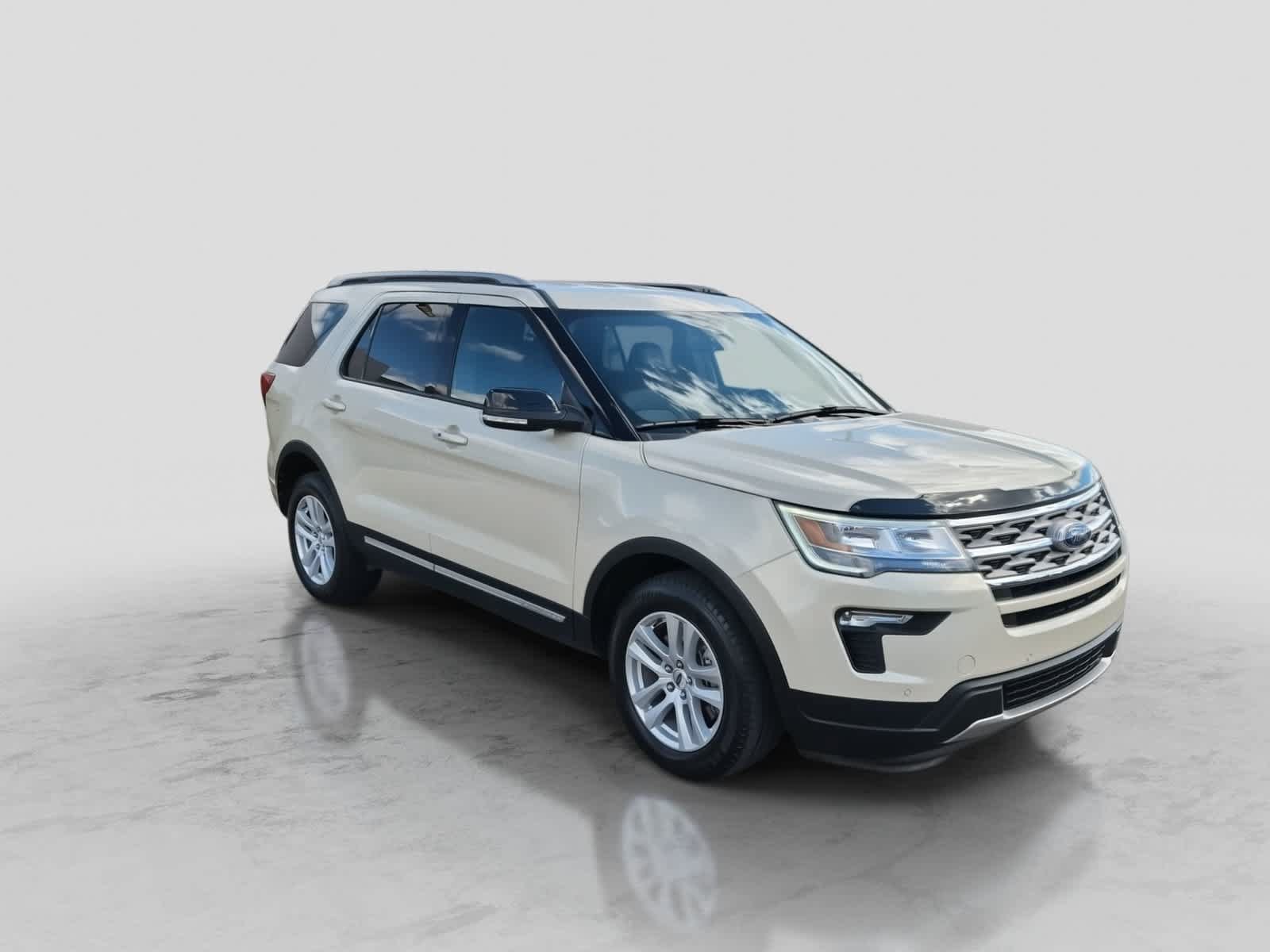 Used 2018 Ford Explorer XLT w/ Equipment Group 202A AWD/4WD image 2